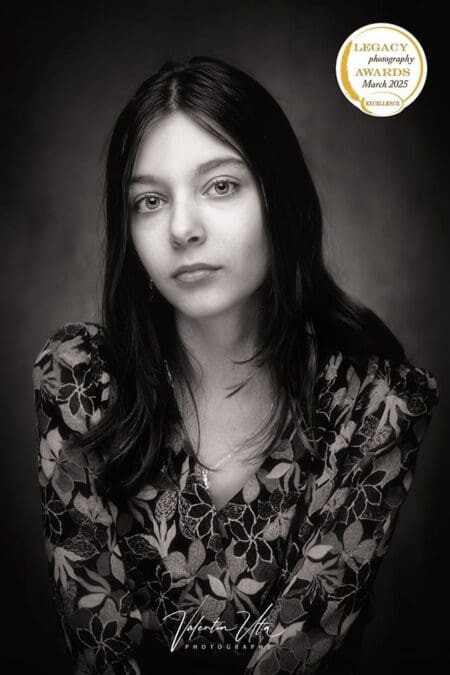 Portrait ado en studio – Valentin Uta Photographe Beaumont Portrait d’adolescente en studio à Beaumont, réalisé par Valentin Uta, photographe spécialisé en noir et blanc près de Clermont-Ferrand.