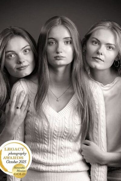 Portrait de trois seurs en studio – Valentin Uta Photographe Beaumont Portrait de trois seurs en studio à Beaumont, réalisé par Valentin Uta, photographe spécialisé en noir et blanc près de Clermont-Ferrand.