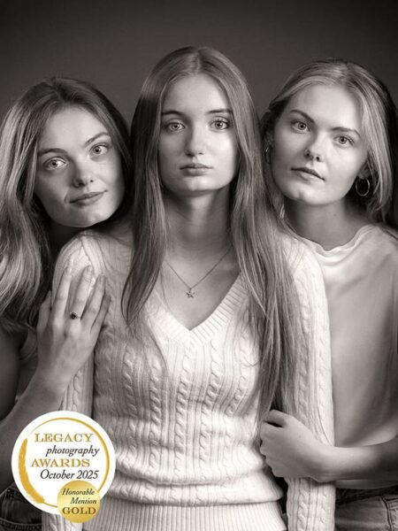 Portrait de trois seurs en studio – Valentin Uta Photographe Beaumont Portrait de trois seurs en studio à Beaumont, réalisé par Valentin Uta, photographe spécialisé en noir et blanc près de Clermont-Ferrand.