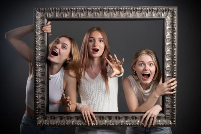Séance portrait en studio pour des clientes de Clermont-Ferrand Séance portrait en studio à Beaumont pour des clientes de Clermont-Ferrand, photo expressive et spontanée réalisée par un photographe professionnel.