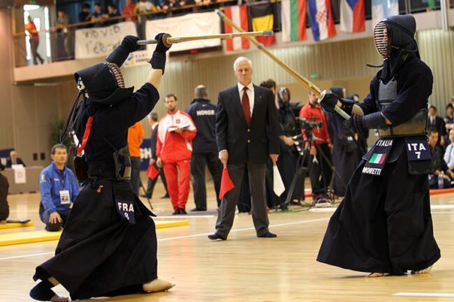 Combat de kendo lors du Championnat d’Europe à Ceyrat, photographie sportive réalisée par un photographe professionnel à l’Arténium.